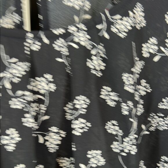 41 Hawthorn Floral Blouse with Black and White Pattern - Picture 5 of 6